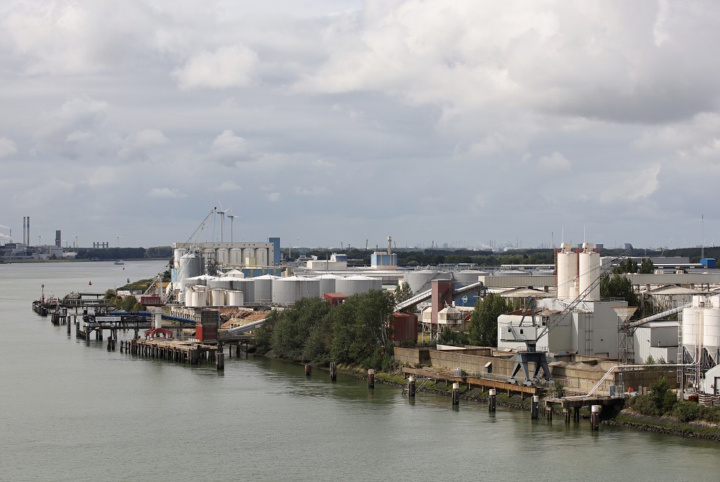 europoort maasvlakte rotterdam botlek haven scheepvaart industrie fabrieken marine transport overslag terminal portlantis ferry centrale